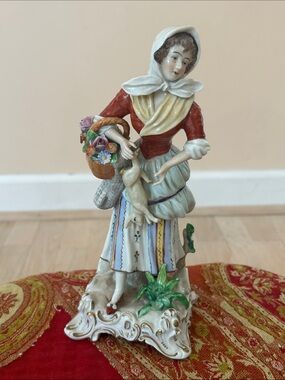 Sitzendorf figurine of peasant girl